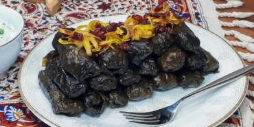 طرز تهیه دلمه برگ مو؛ پیچیدن یا رول کردن برگ انگور - ژوان