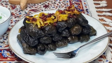 طرز تهیه دلمه برگ مو؛ پیچیدن یا رول کردن برگ انگور - ژوان