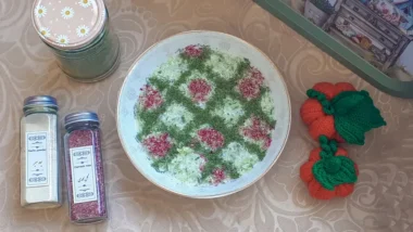ماست و خیار تزيین شده با نعناع و گل خشک
