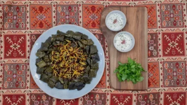 دلمه برگ مو با ماست