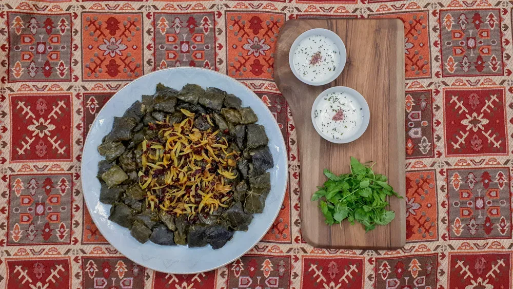 طرز تهیه دلمه برگ مو: یک غذای اصیل و خوشمزه ایرانی 1 دلمه برگ مو تبریزی با ماست