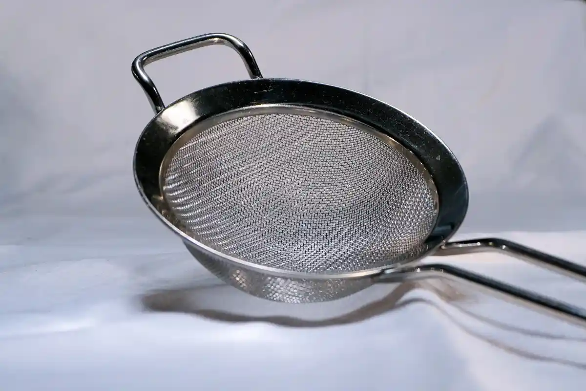 6 روش طلایی برای گرفتن تلخی آبلیموی خانگی 2 الک یا صافی برای گرفتن تلخی آبلیموی خانگی