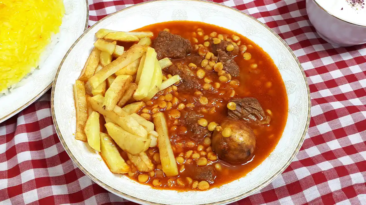 طرز تهیه خورشت قیمه برای ۴ نفر با طعمی بینظیر و اصیل ایرانی. آموزش گام‌به‌گام پخت این غذای خوشمزه با لپه، گوشت و لیمو عمانی.