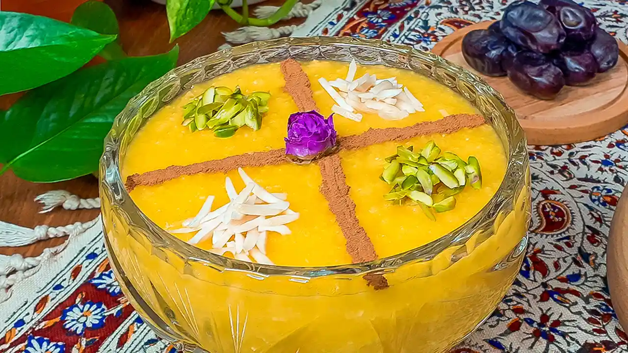 یک ظرف بزرگ شله زرد مجلسی تزیین شده با دارچین و خلال پسته و خلال بادام و یک غنچه رز گل محمدی در وسط - آموزش طرز تهیه شله زرد مجلسی بدون آب انداختن