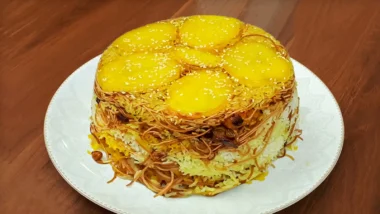 رشته پلو زعفرانی با مرغ تکه ای و کشمش