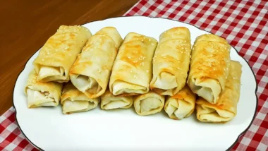 بورک مرغ و قارچ و پنیر با خمیر یوفکا مثلثی